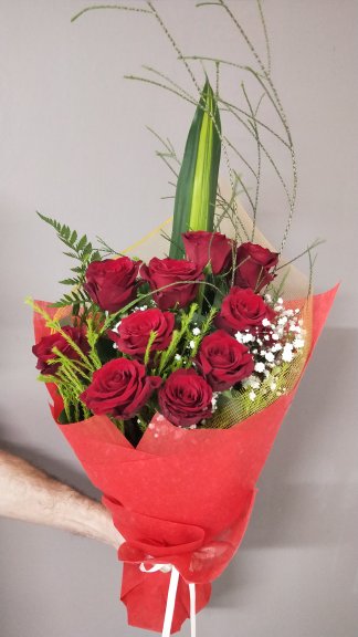 Red roses bouquet makes ideal gift for all loved ones.