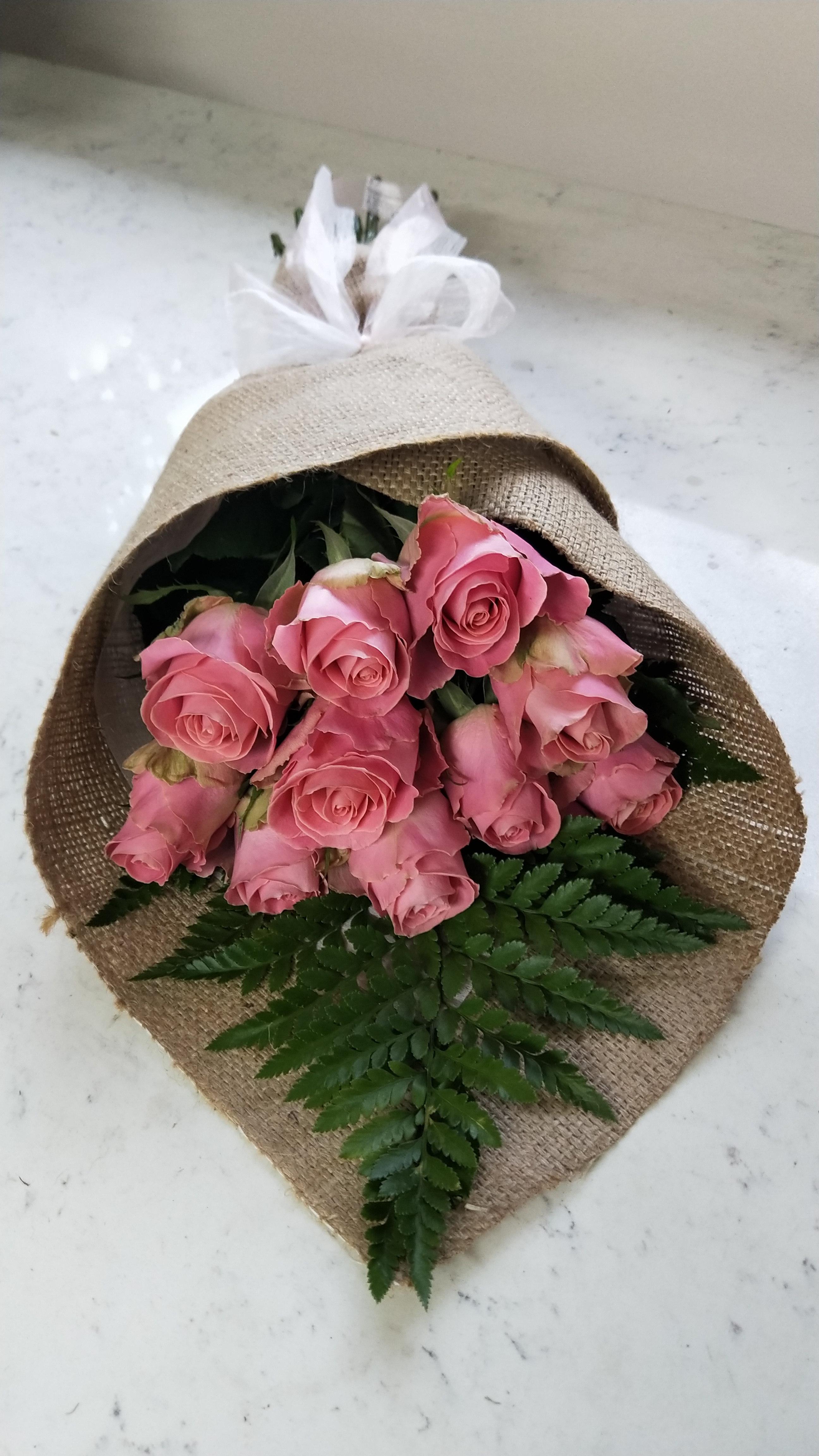 Modern pink roses bouquet in jute.