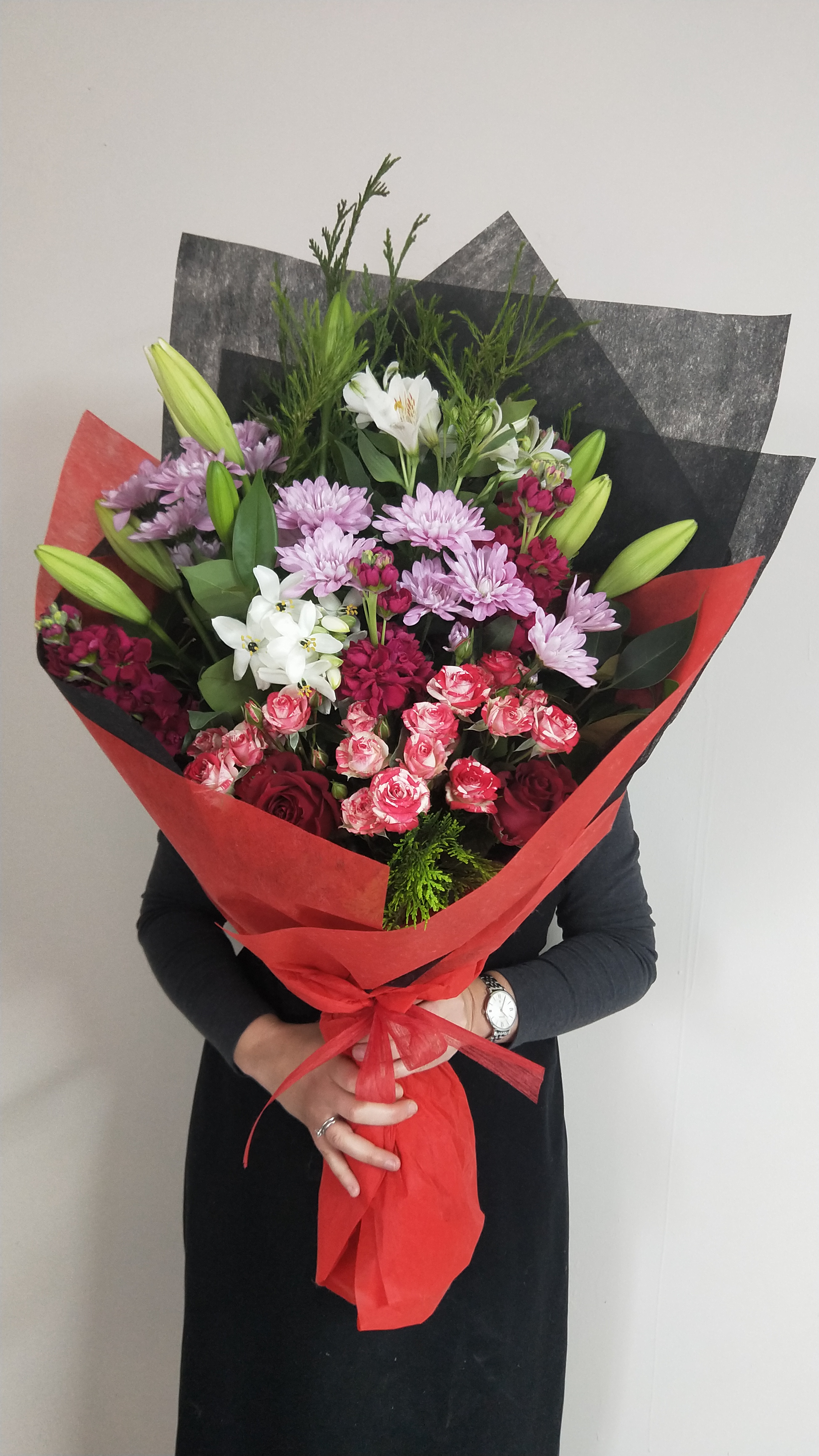 Extraordinary large size Roseberry bouquet makes an ideal gift for all loved ones.