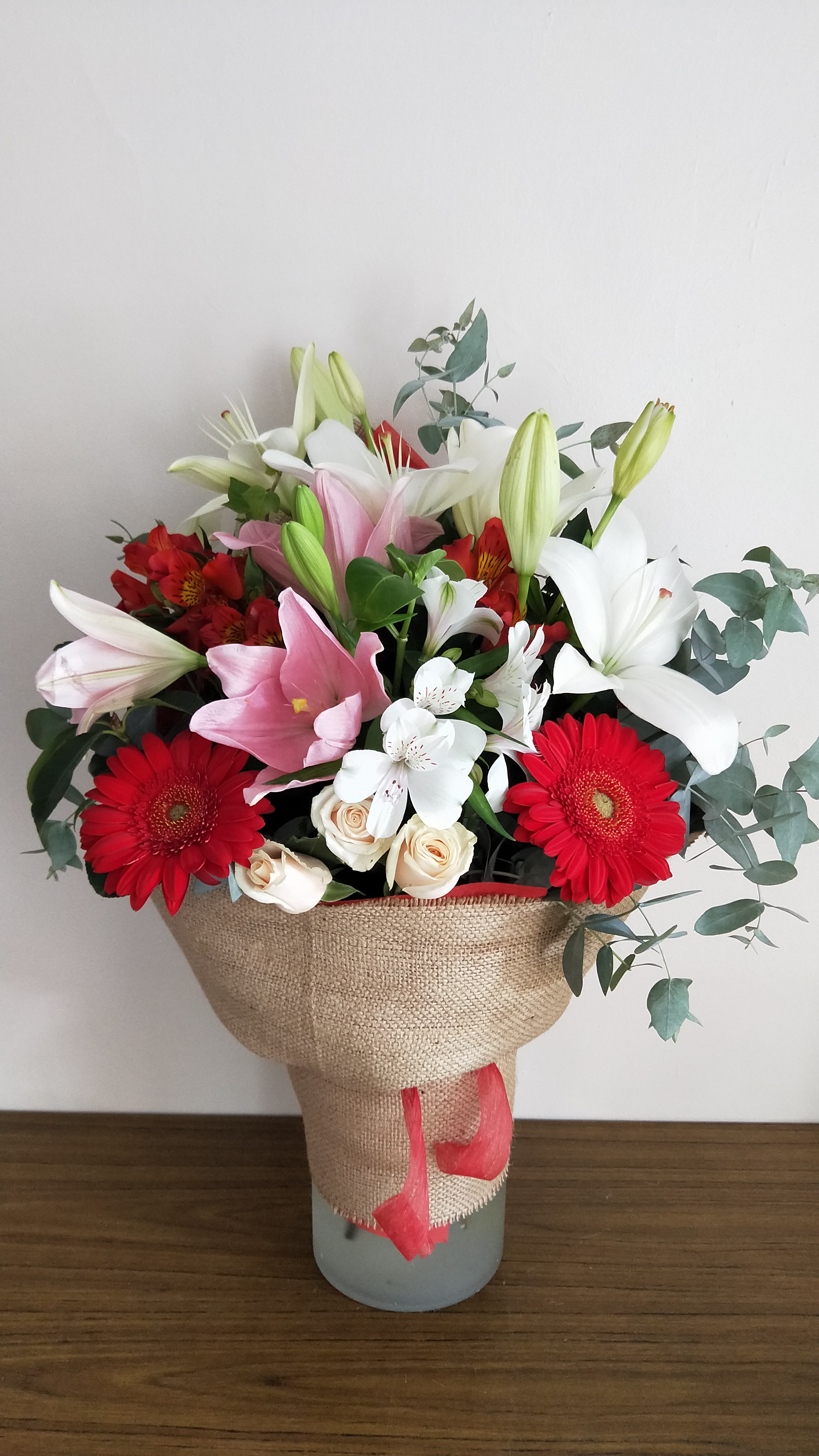 Lavish bouquet makes an impression which last forever.