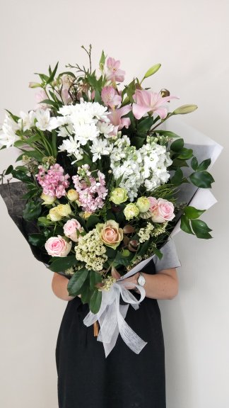 Extraordinary large size ,Princess Eva bouquet is suitable for special occasions.